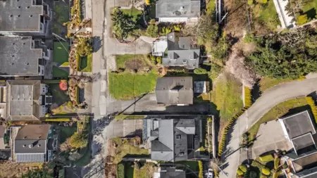 Front Yard Photo of 14667 W Beach Avenue, White Rock, BC