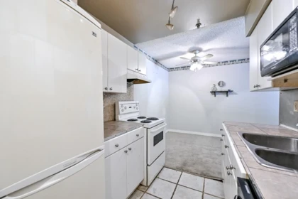 Kitchen Island Photo of 408 715 Royal Avenue, New Westminster, BC