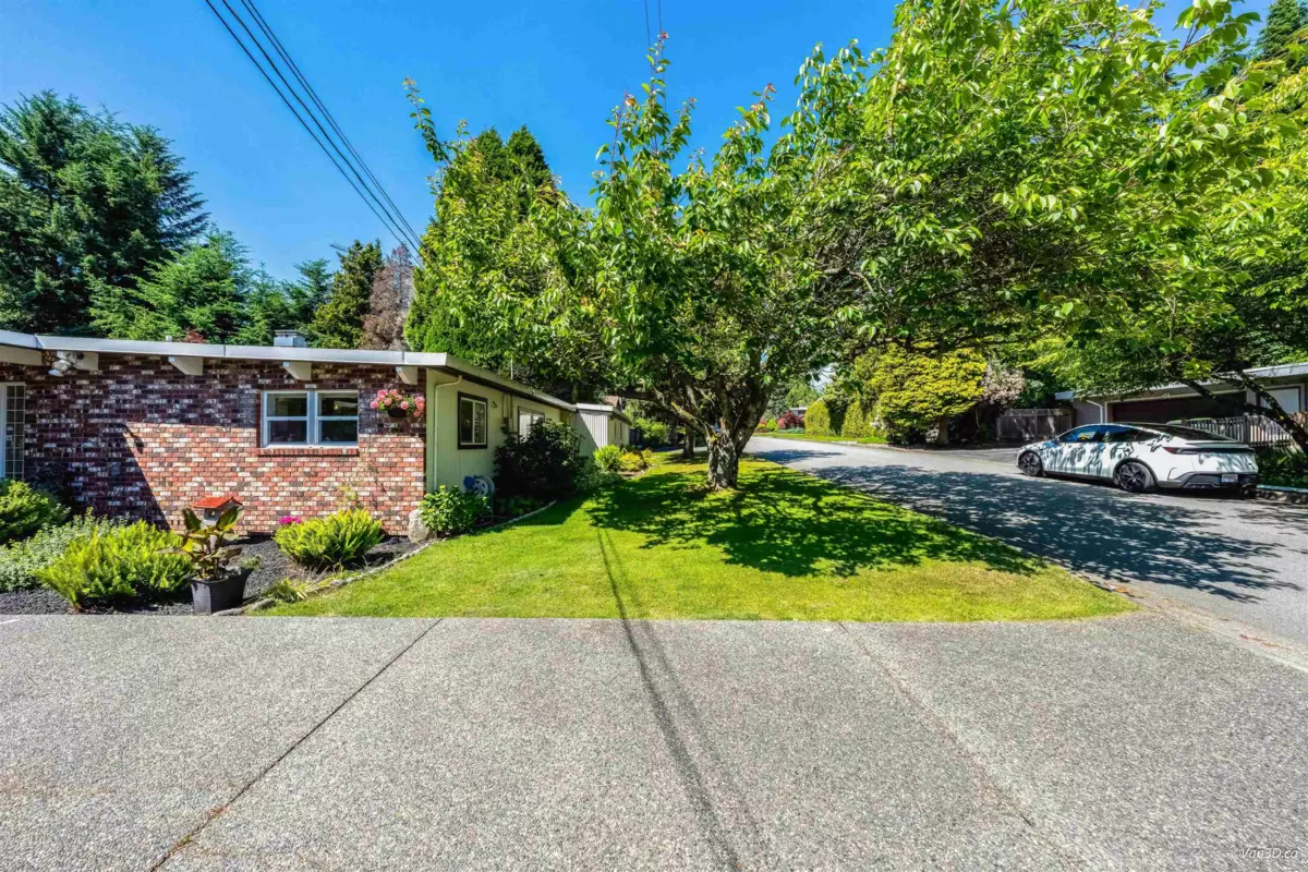 Family Room Photo of 529 Appian Way, Coquitlam, BC