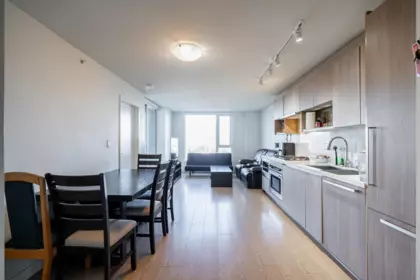 Kitchen Island Photo of 3709 13750 100 Avenue, Surrey, BC