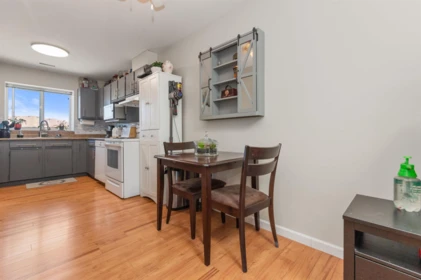 Kitchen Island Photo of 36 45640 Storey Avenue, Chilliwack, BC