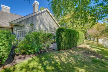 Garden / Landscaping Photo of 206 6505 3 Avenue, Delta, BC