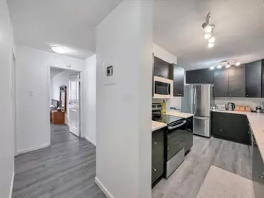 Kitchen Island Photo of 905 2016 Fullerton Avenue, North Vancouver, BC