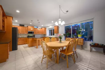 Breakfast Nook Photo of 10676 247a Street, Maple Ridge, BC