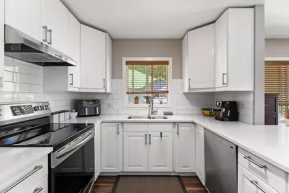 Kitchen Island Photo of 6 7467 Prospect Street, Pemberton, BC