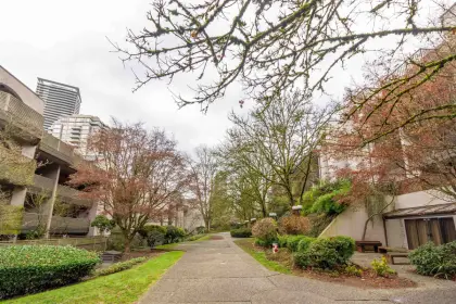 220 1945 Woodway Place, Burnaby, BC, Burnaby — Apartment/Condo for sale