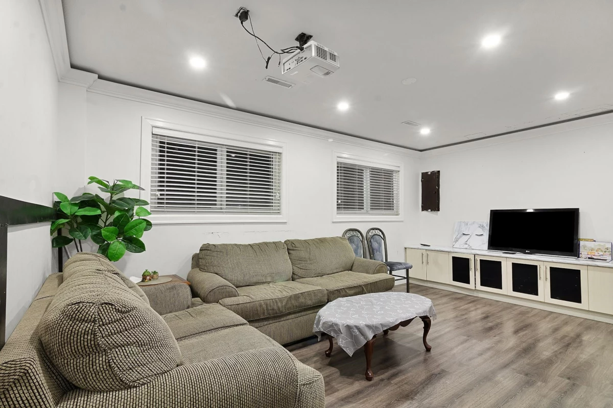 Kitchen Island Photo of 3462 Okanagan Drive, Abbotsford, BC