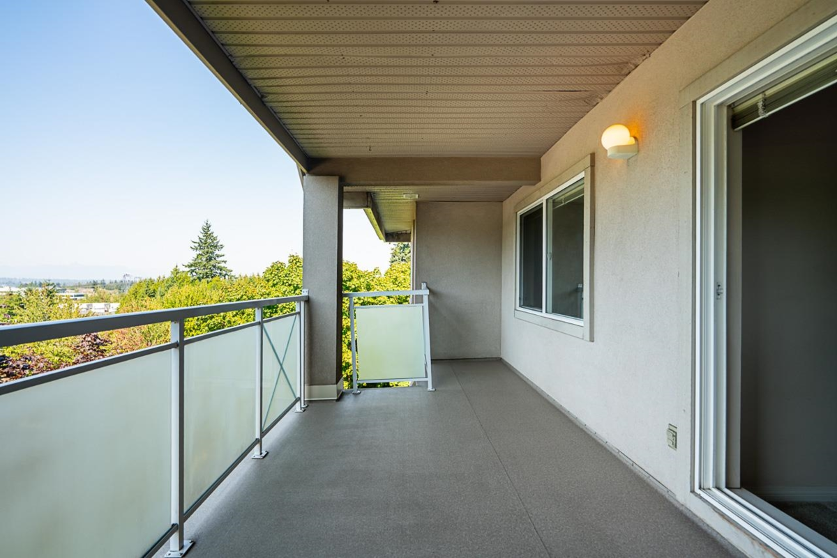 Entry Foyer Photo of 401 15130 29a Avenue, Surrey, BC