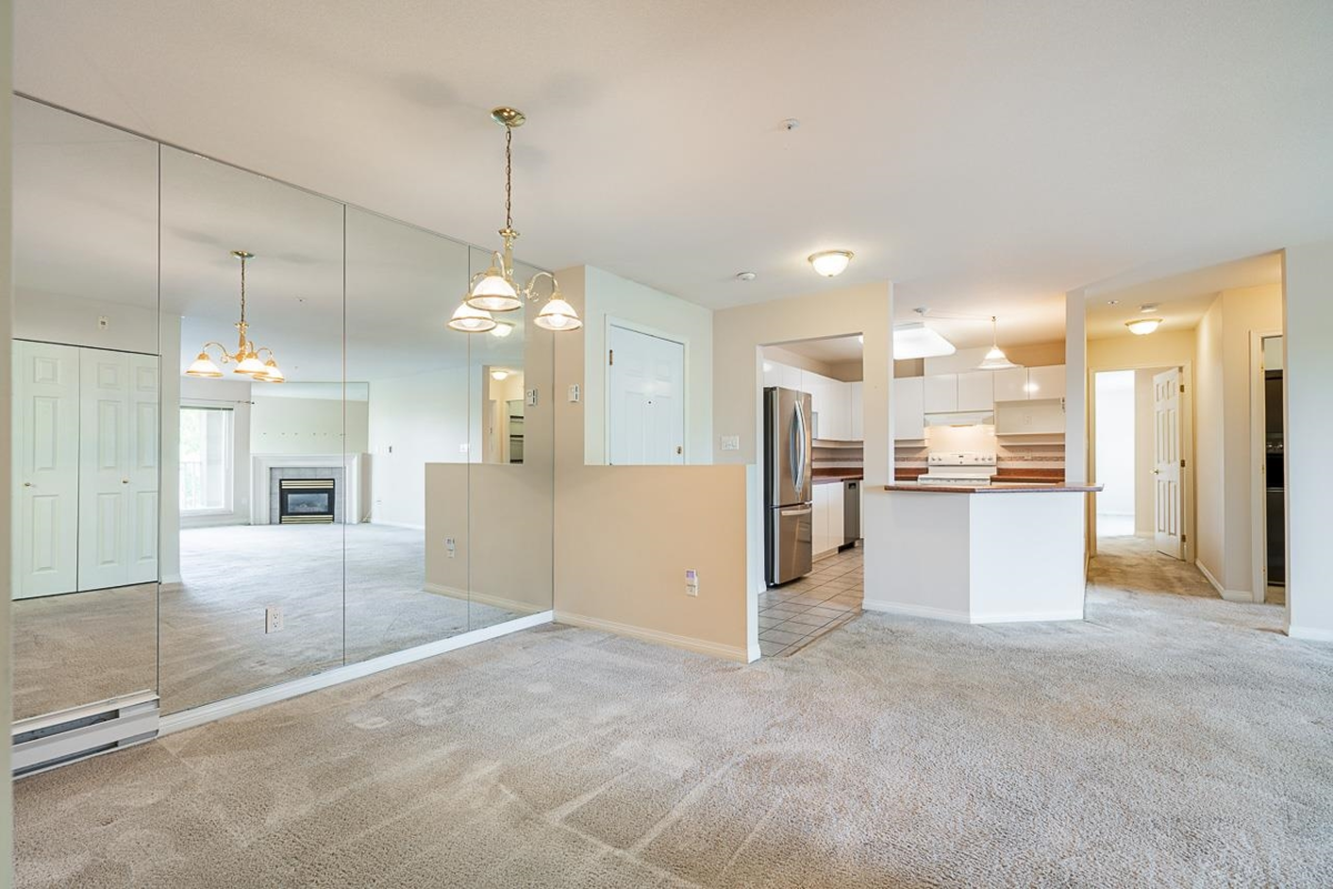 Family Room Photo of 401 15130 29a Avenue, Surrey, BC