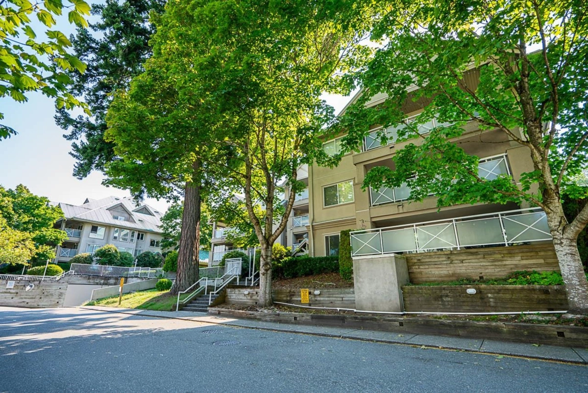 Front Yard Photo of 401 15130 29a Avenue, Surrey, BC