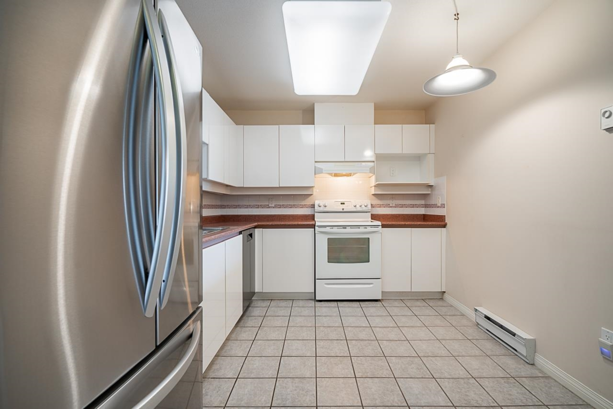 Kitchen Island Photo of 401 15130 29a Avenue, Surrey, BC
