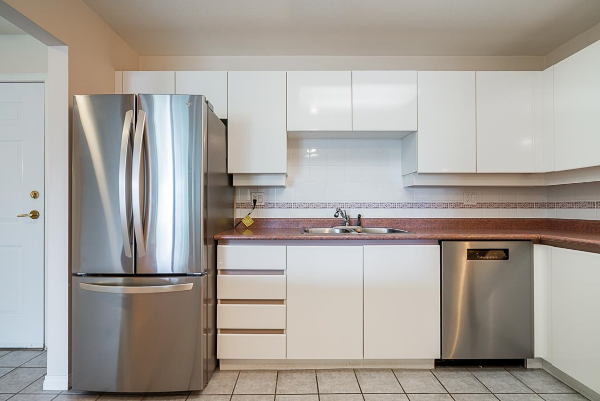 Kitchen Photo of 401 15130 29a Avenue, Surrey, BC