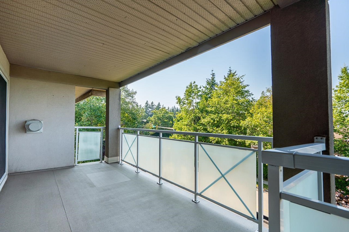 Mudroom Photo of 401 15130 29a Avenue, Surrey, BC
