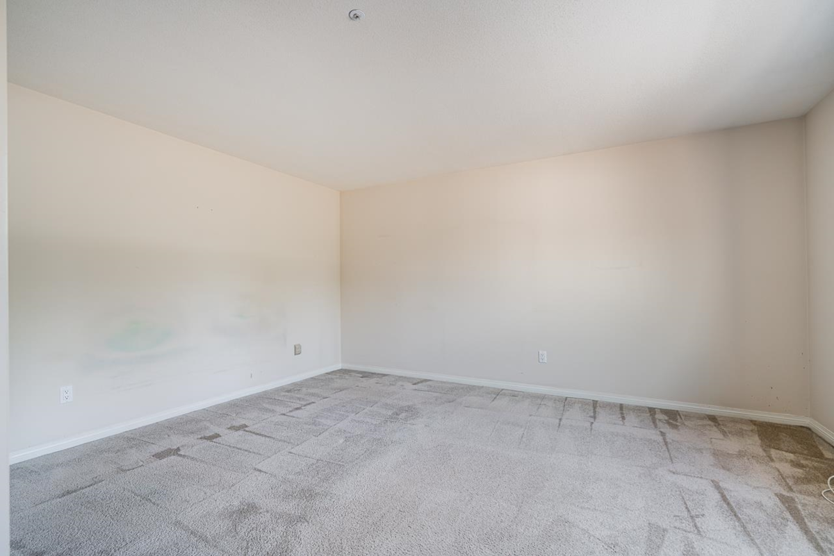 Powder Room Photo of 401 15130 29a Avenue, Surrey, BC