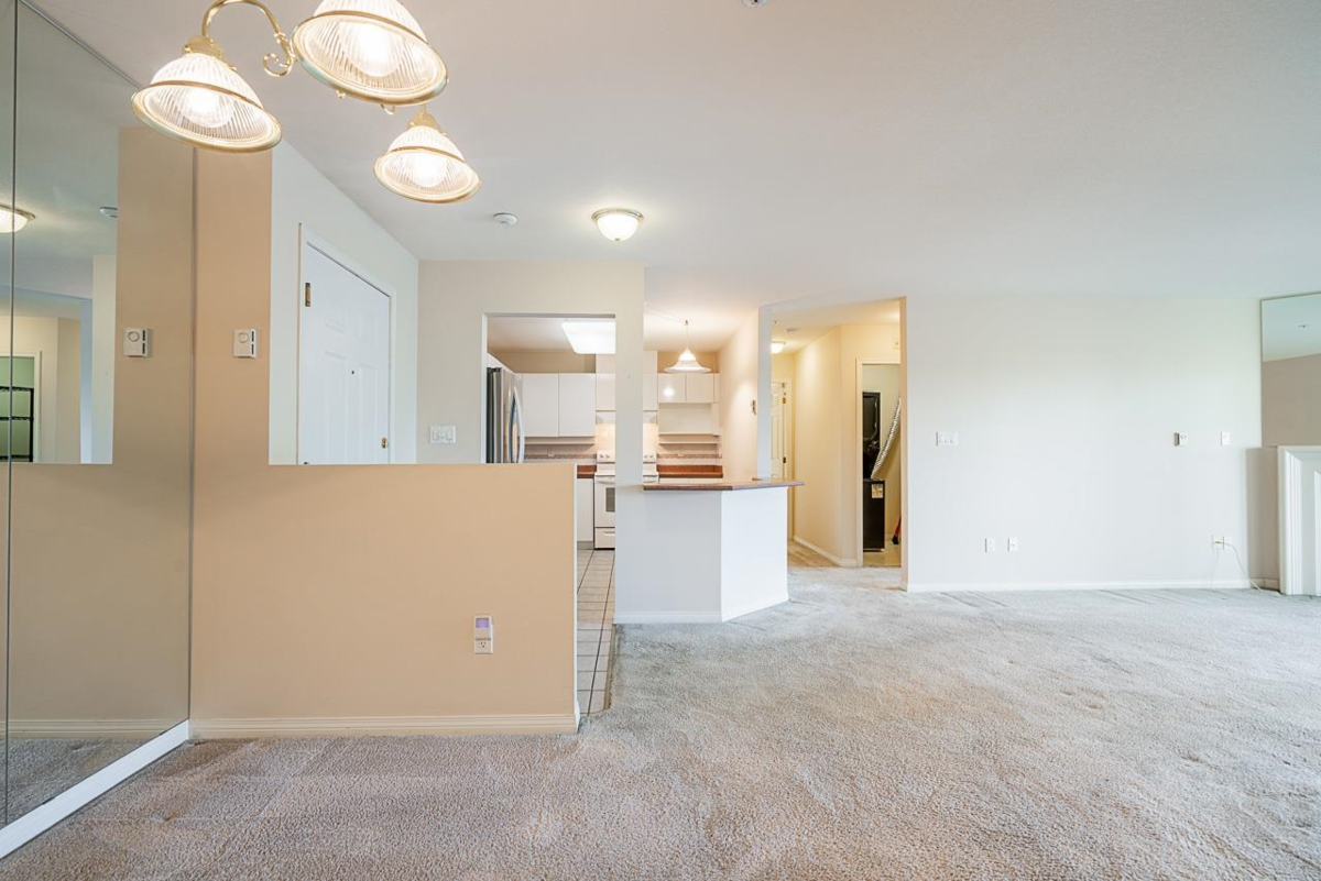 Primary Bathroom Photo of 401 15130 29a Avenue, Surrey, BC