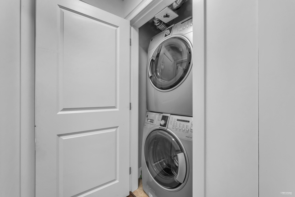 Entry Foyer Photo of 707 1415 Parkway Boulevard, Coquitlam, BC