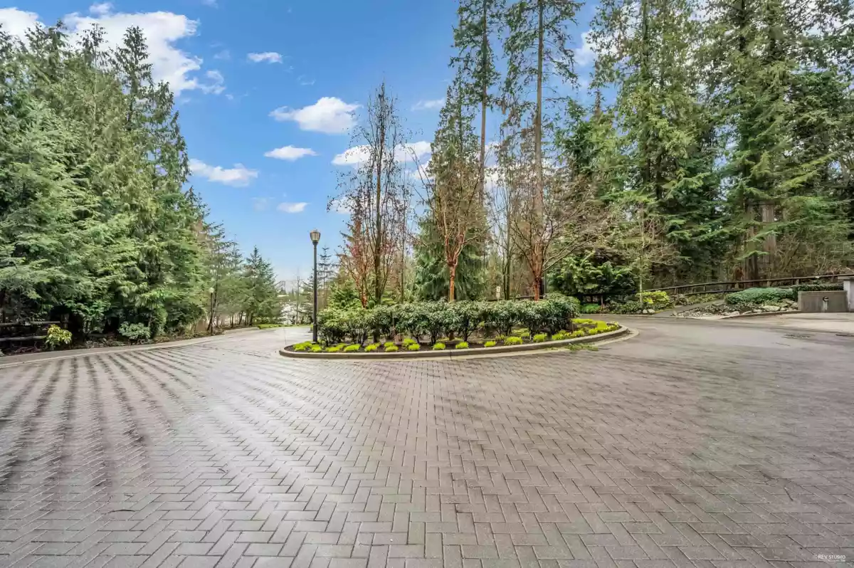 Front Yard Photo of 707 1415 Parkway Boulevard, Coquitlam, BC