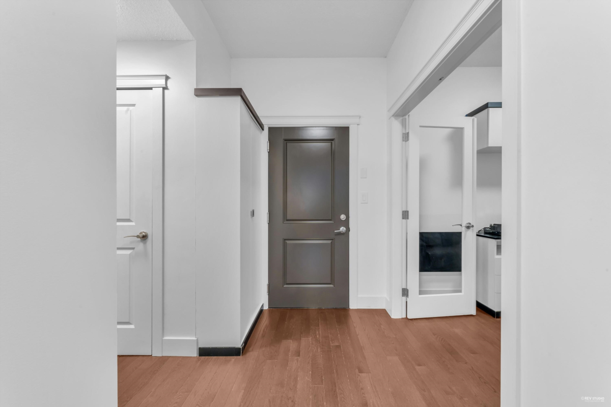 Hallway Photo of 707 1415 Parkway Boulevard, Coquitlam, BC