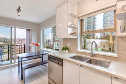 305 4728 Dawson Street, Burnaby, BC, Burnaby — Apartment/Condo for sale