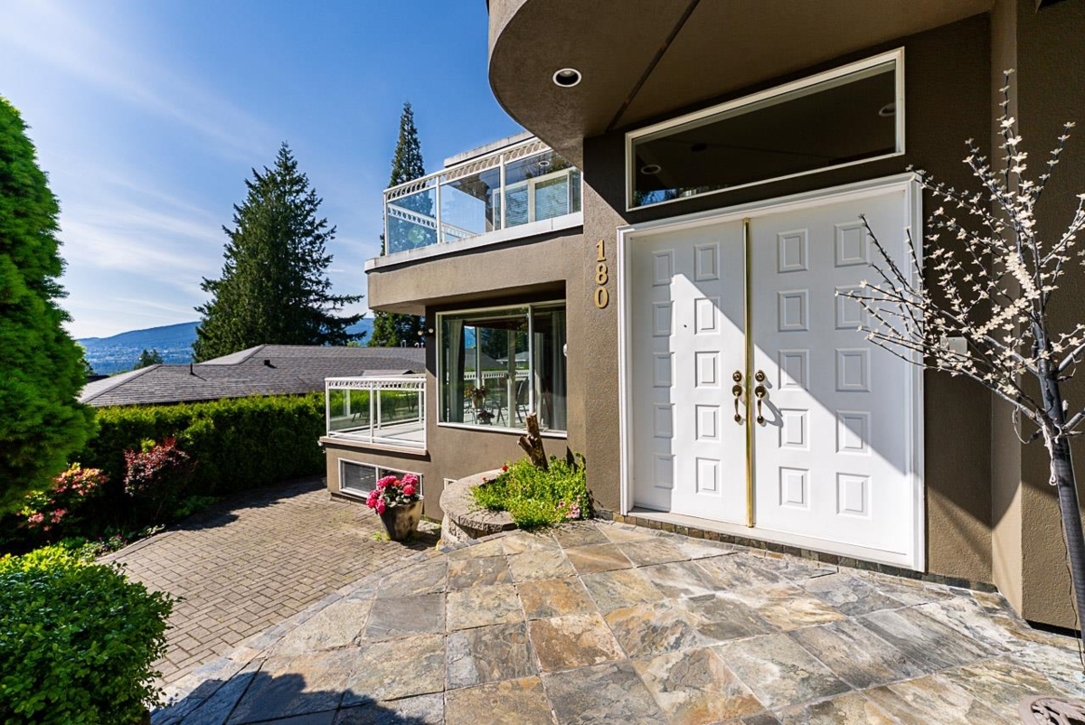 Family Room Photo of 180 W Osborne Road, North Vancouver, BC