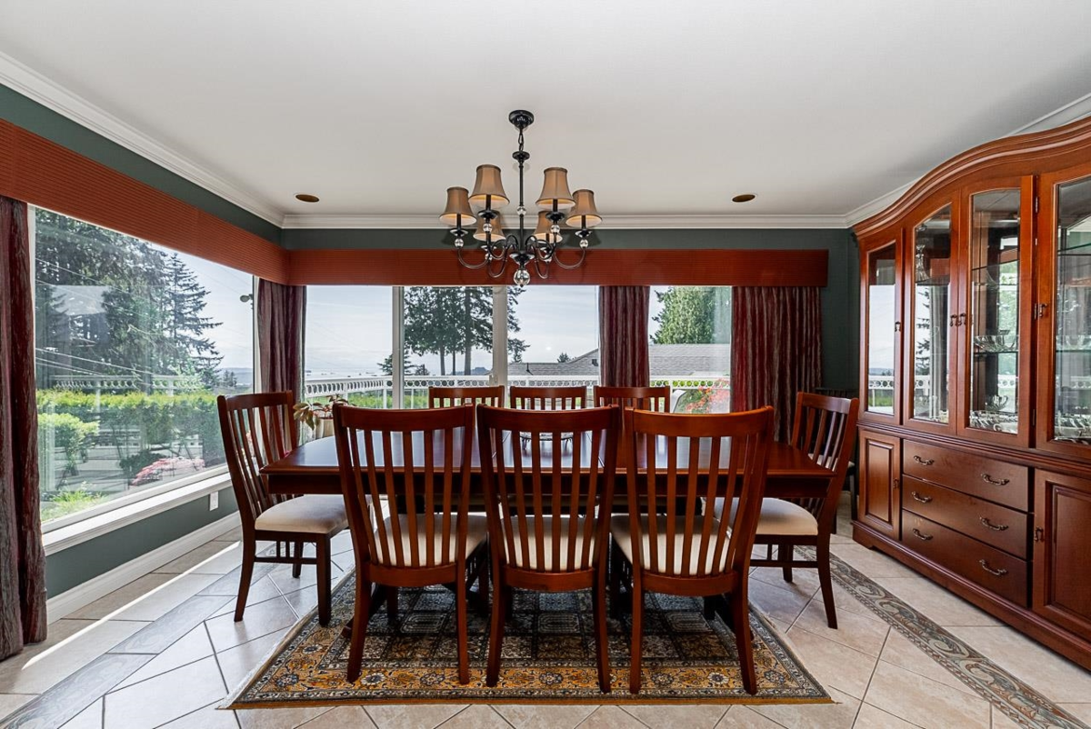 Kitchen Island Photo of 180 W Osborne Road, North Vancouver, BC