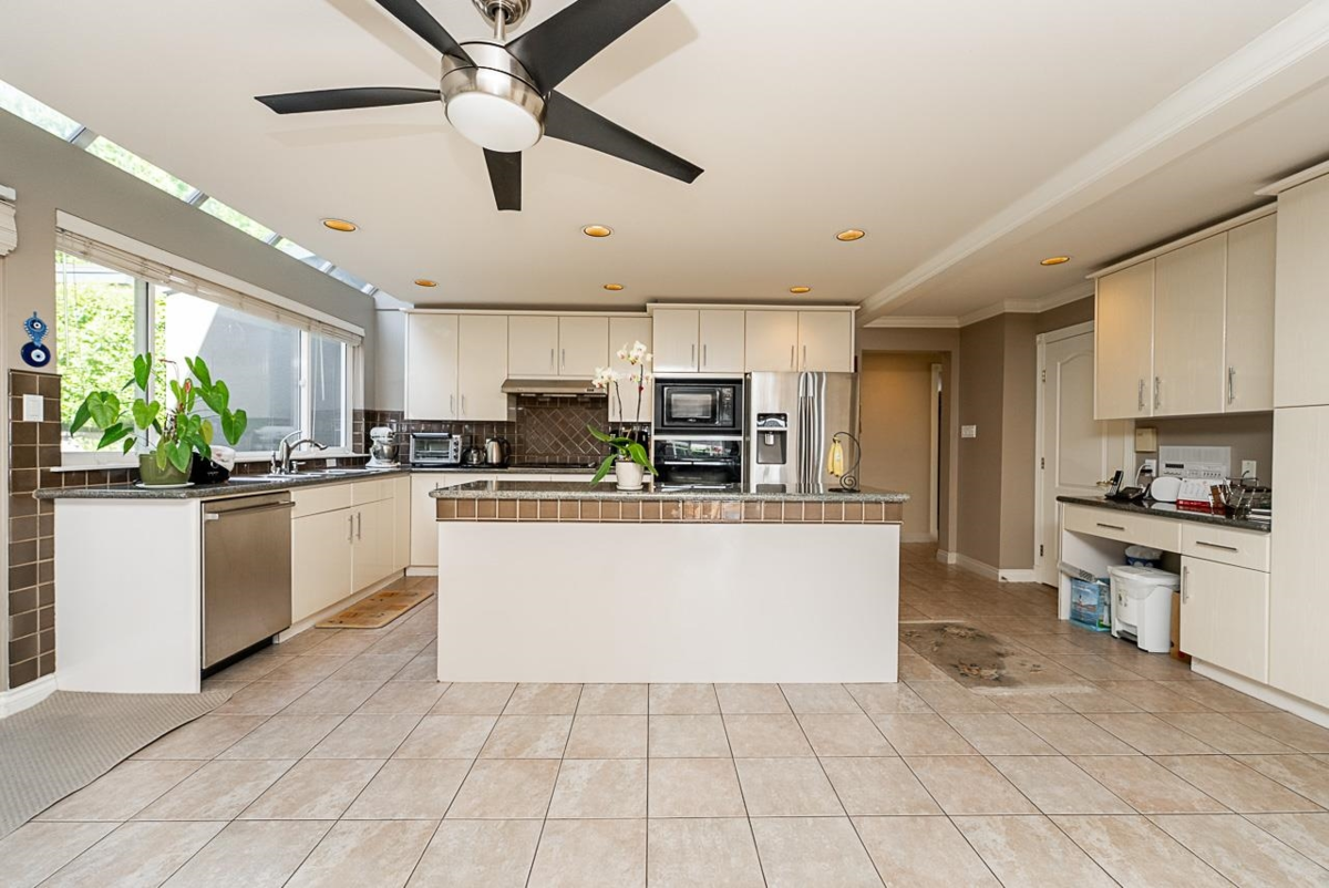 Primary Bathroom Photo of 180 W Osborne Road, North Vancouver, BC