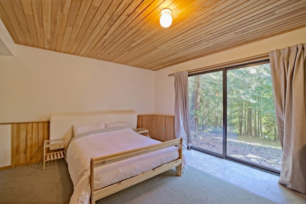 Basement Recreation Room Photo of 187 S Warbler Road, Galiano Island, BC