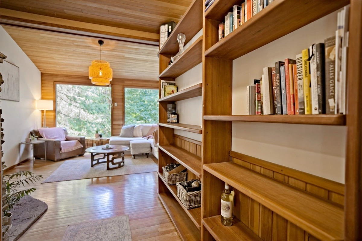 Family Room Photo of 187 S Warbler Road, Galiano Island, BC