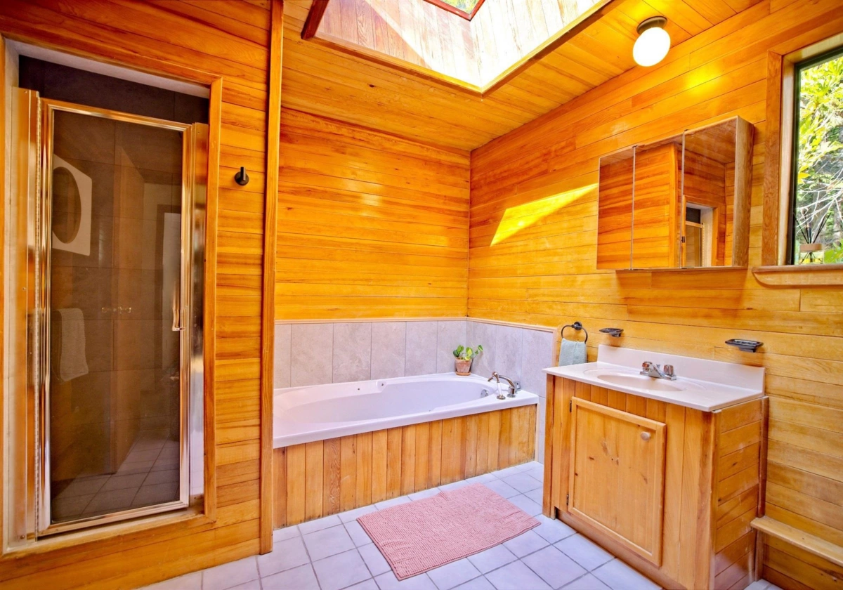 Guest Bathroom Photo of 187 S Warbler Road, Galiano Island, BC