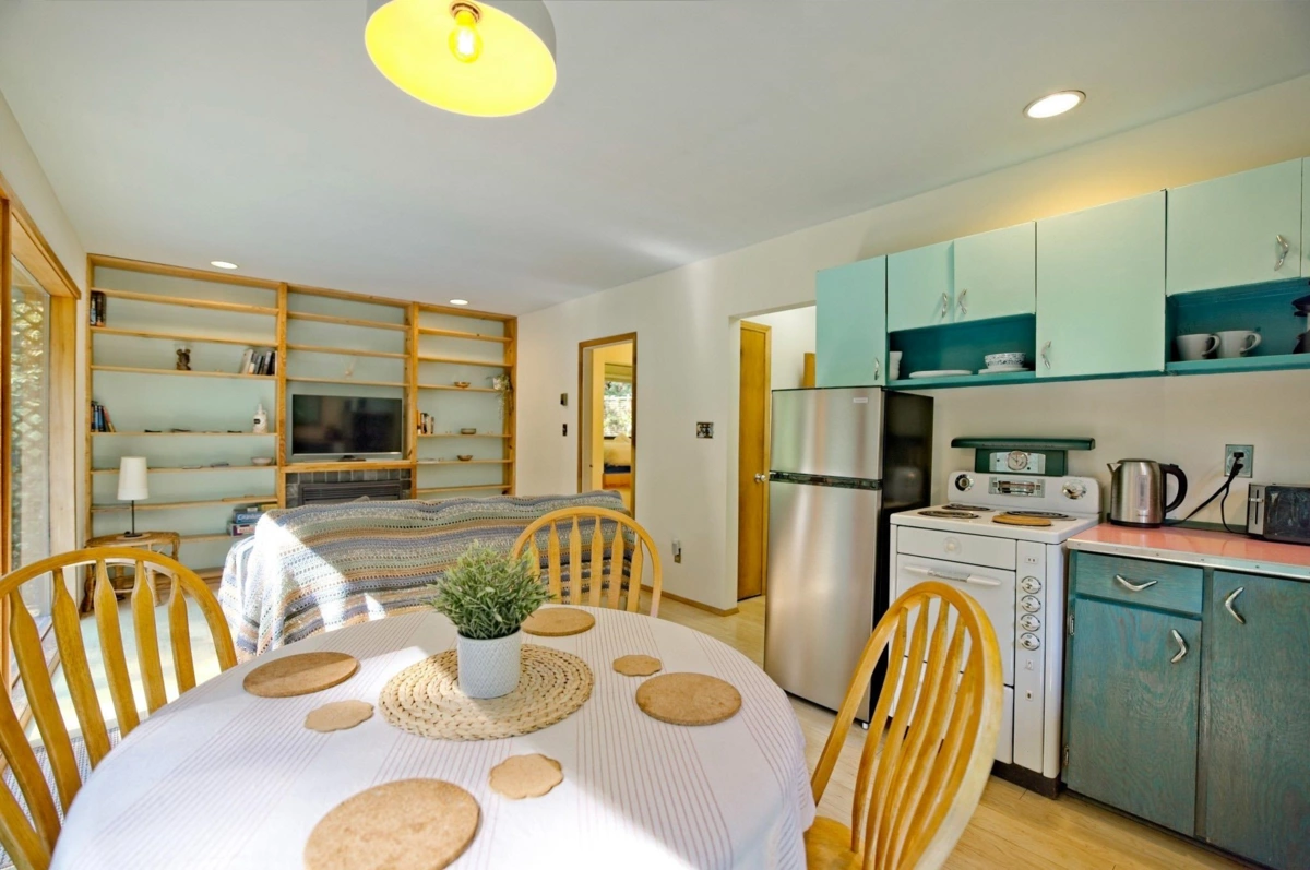 Hallway Photo of 187 S Warbler Road, Galiano Island, BC