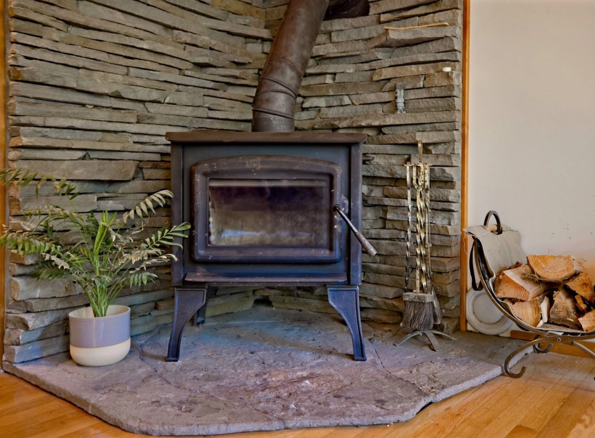 Kitchen Island Photo of 187 S Warbler Road, Galiano Island, BC