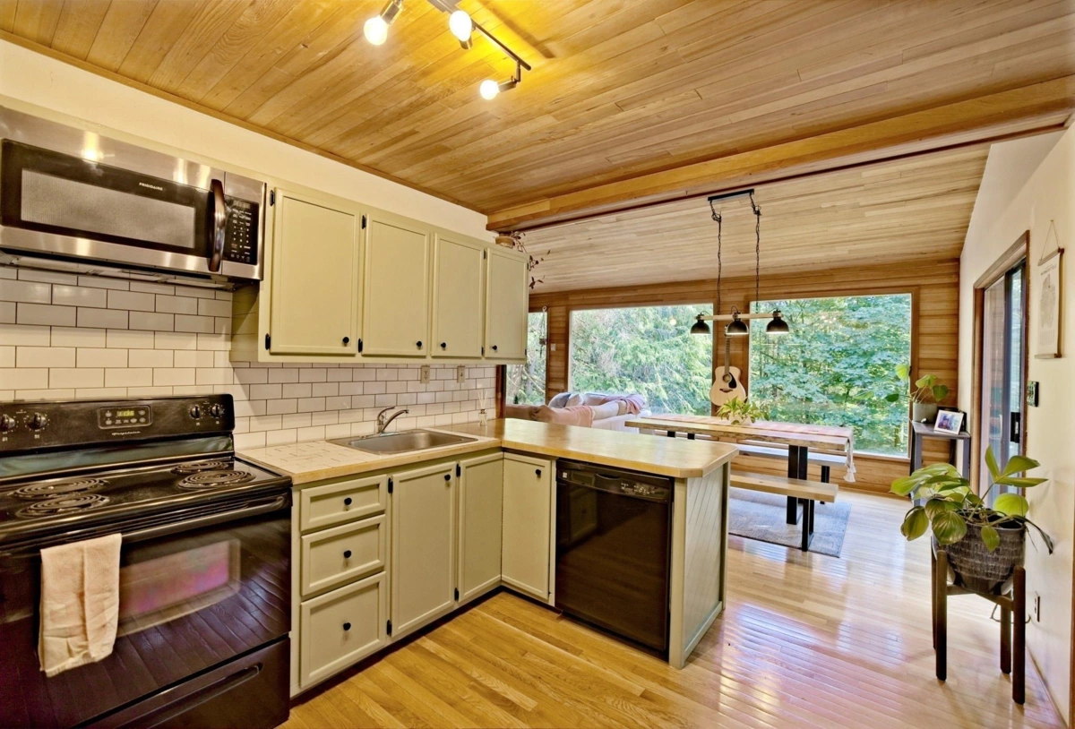 Primary Bathroom Photo of 187 S Warbler Road, Galiano Island, BC