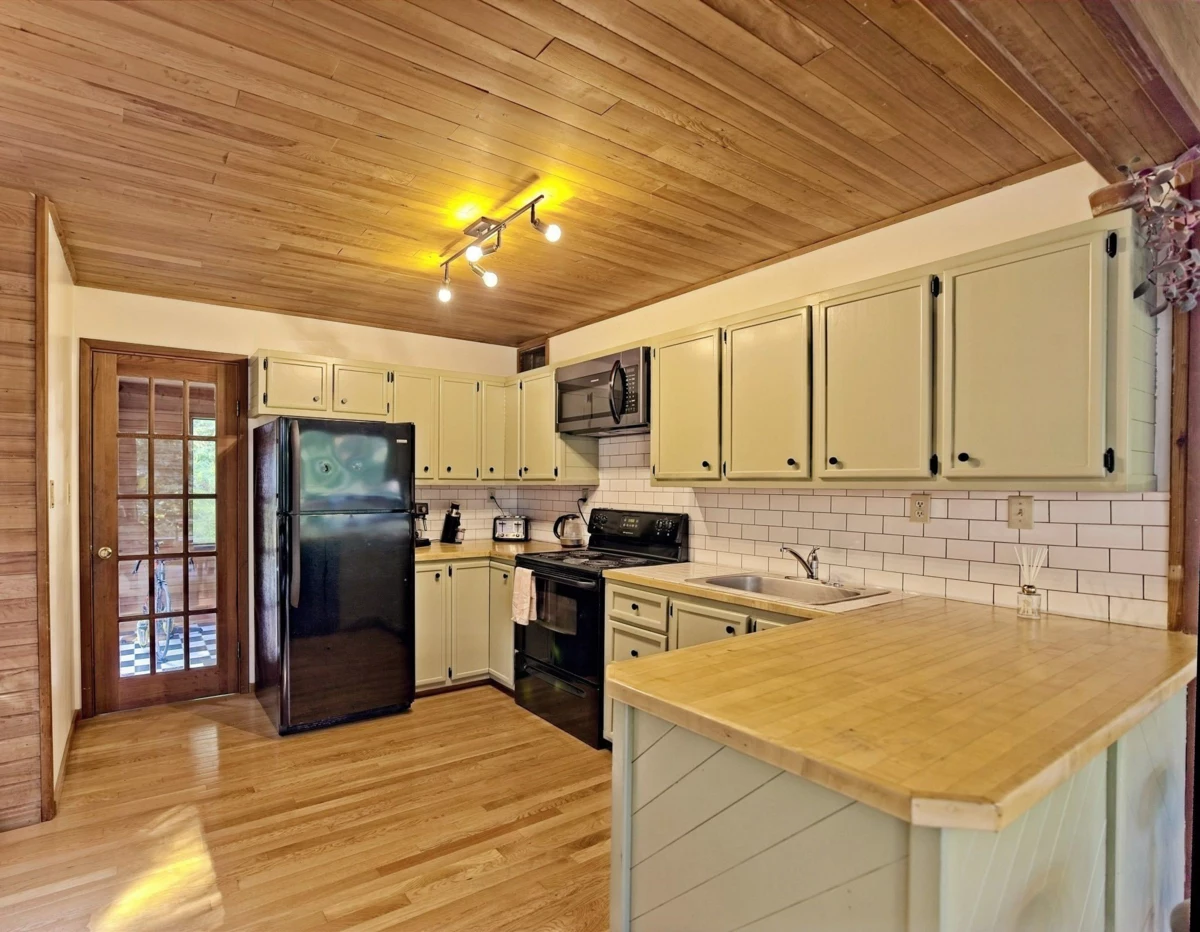 Primary Bedroom Photo of 187 S Warbler Road, Galiano Island, BC