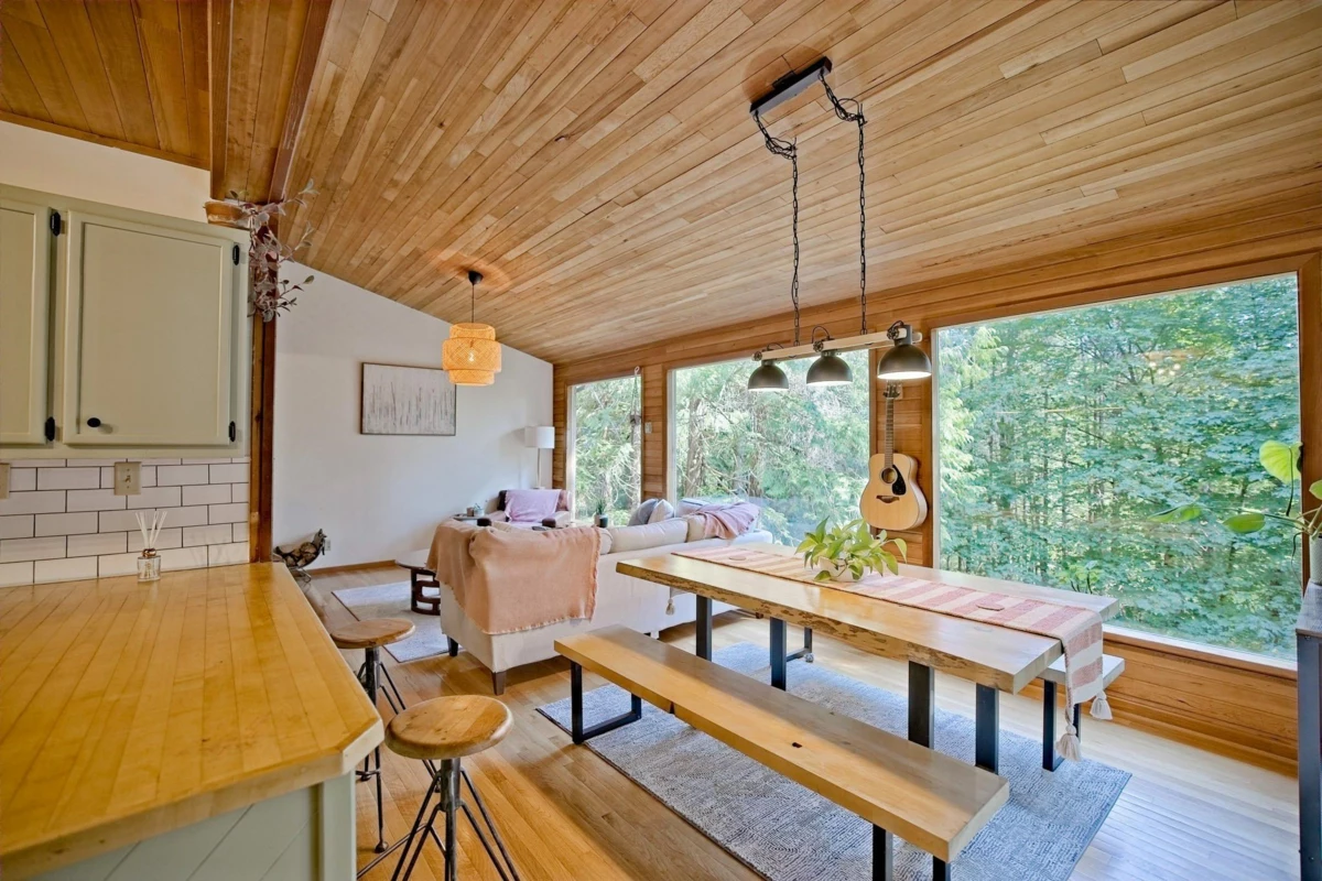 Walk-In Closet Photo of 187 S Warbler Road, Galiano Island, BC