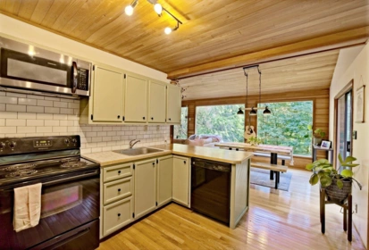 Primary Bathroom Photo of 187 S Warbler Road, Galiano Island, BC
