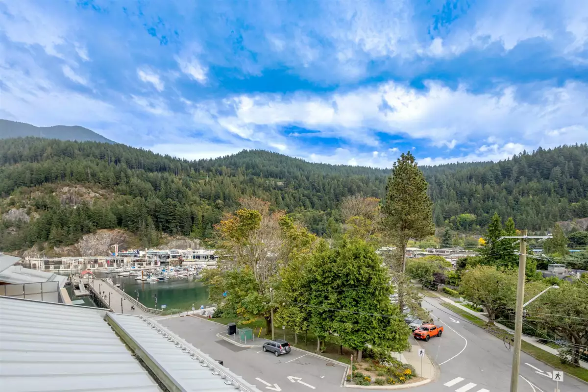 Garden / Landscaping Photo of 301 6691 Nelson Avenue, West Vancouver, BC