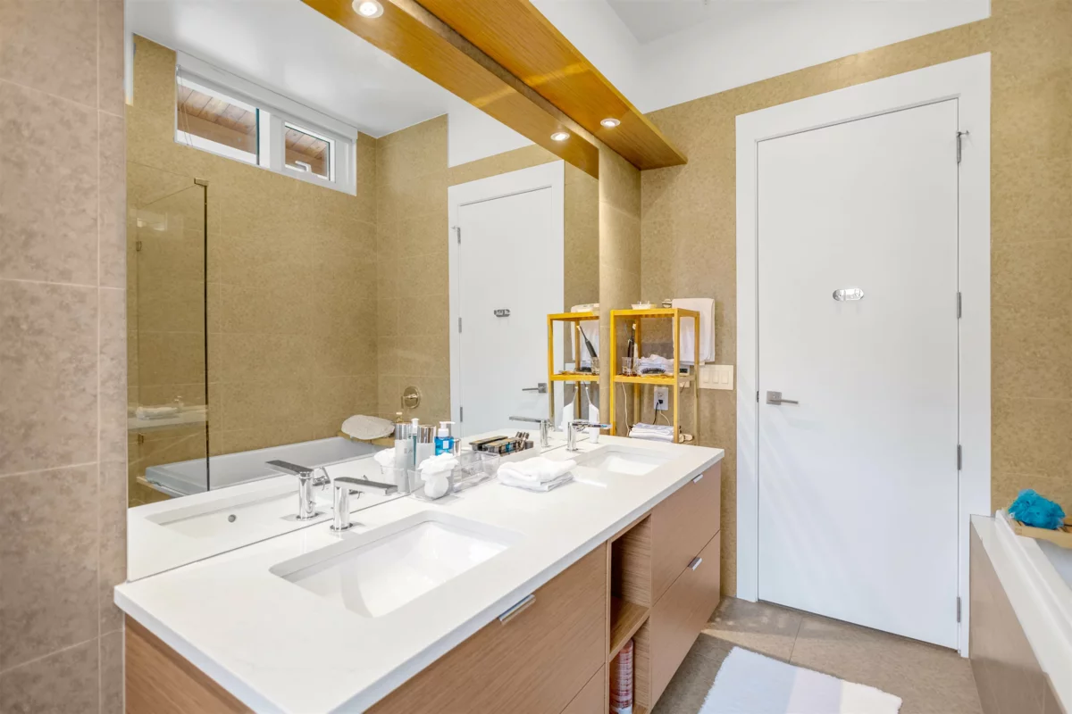 Hallway Photo of 301 6691 Nelson Avenue, West Vancouver, BC