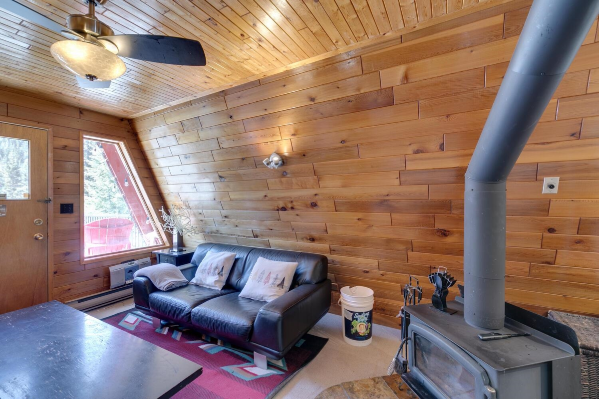 Entry Foyer Photo of 46890 Sakwi Creek Road, Mission, BC