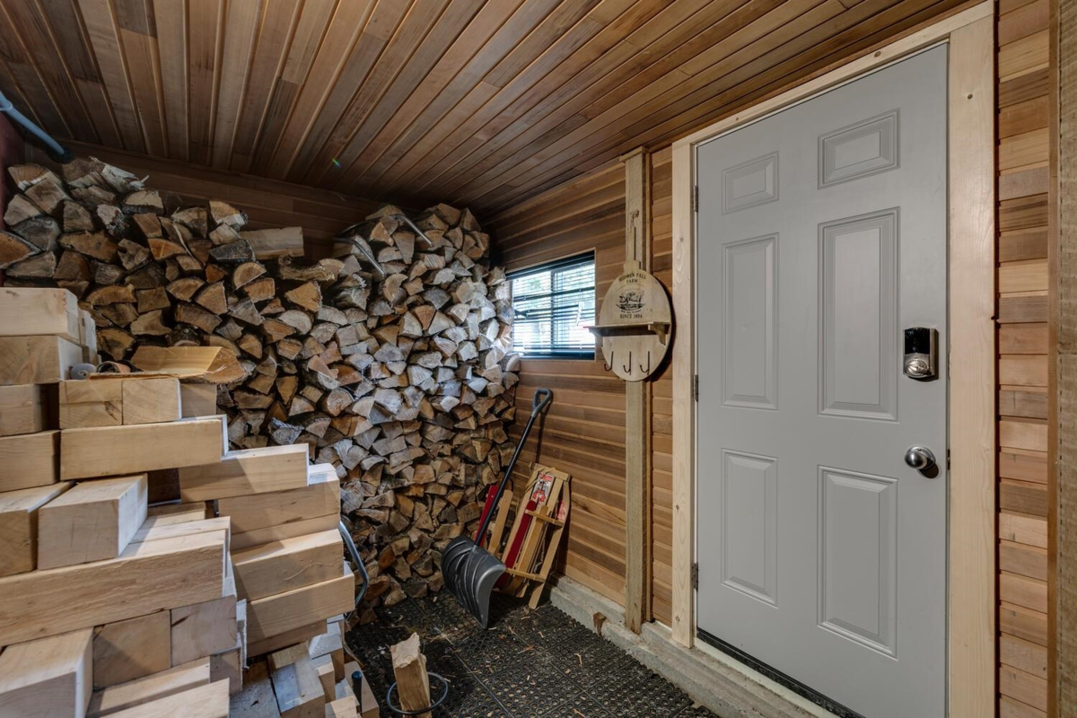 Family Room Photo of 46890 Sakwi Creek Road, Mission, BC
