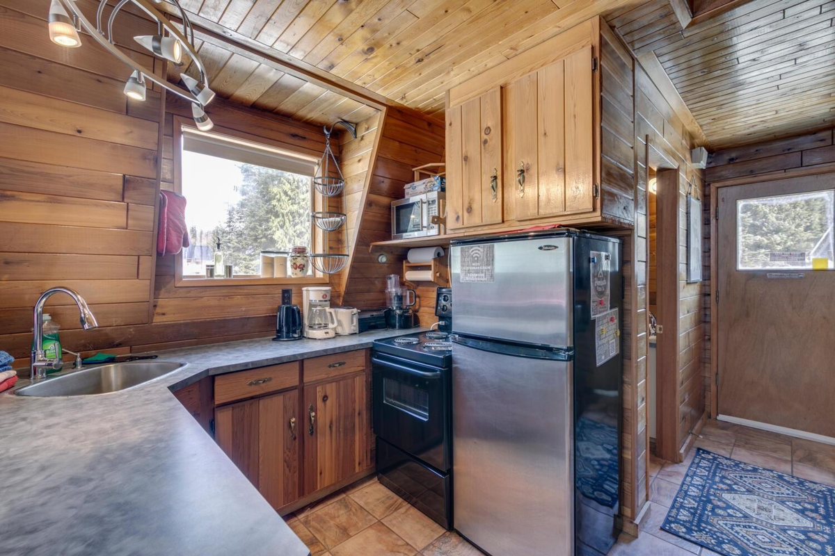 Guest Bathroom Photo of 46890 Sakwi Creek Road, Mission, BC