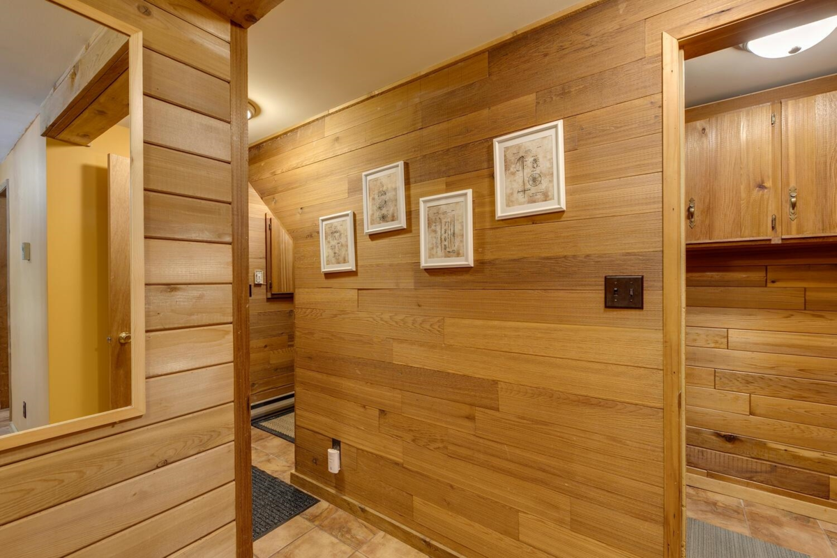 Kitchen Island Photo of 46890 Sakwi Creek Road, Mission, BC