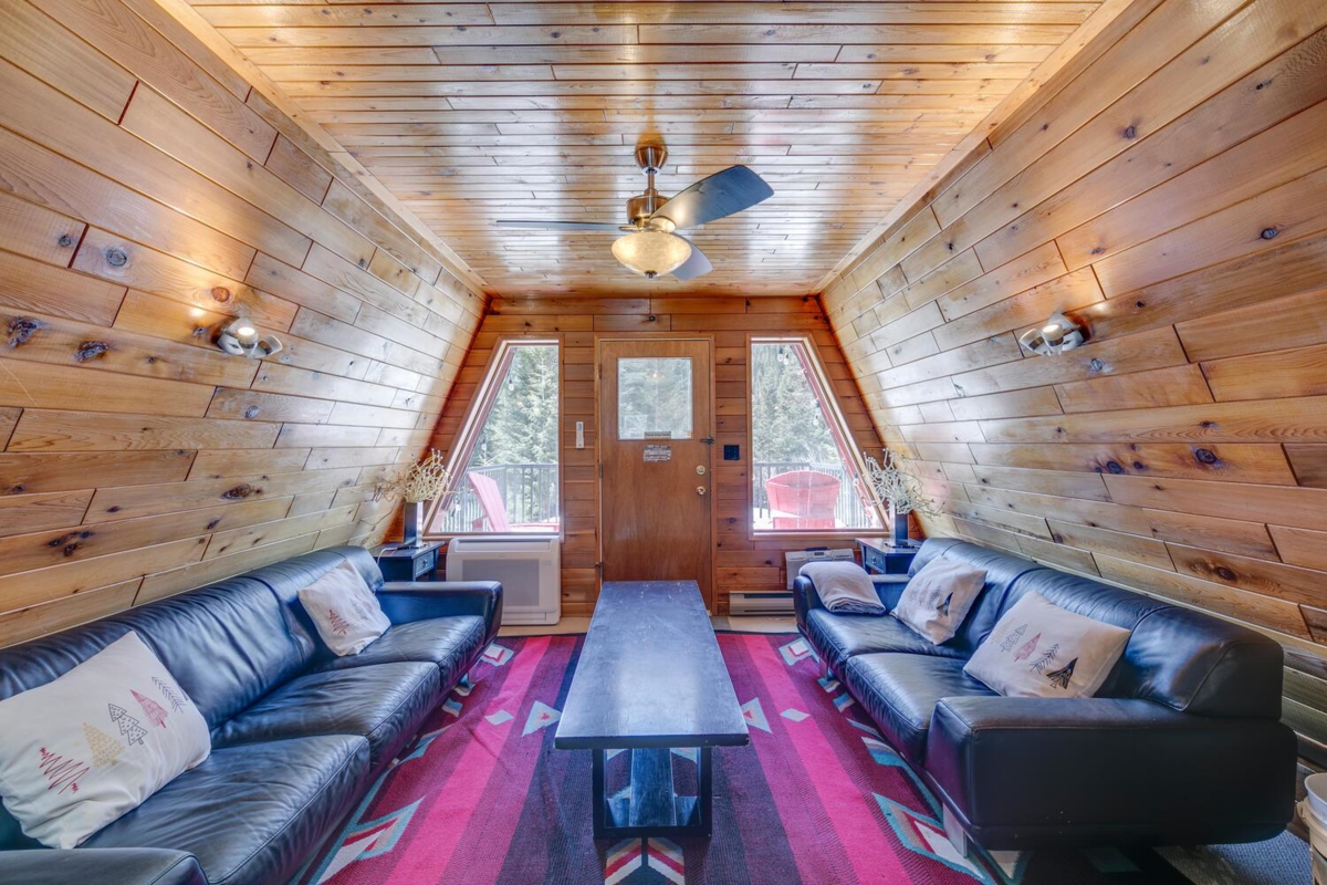 Mudroom Photo of 46890 Sakwi Creek Road, Mission, BC