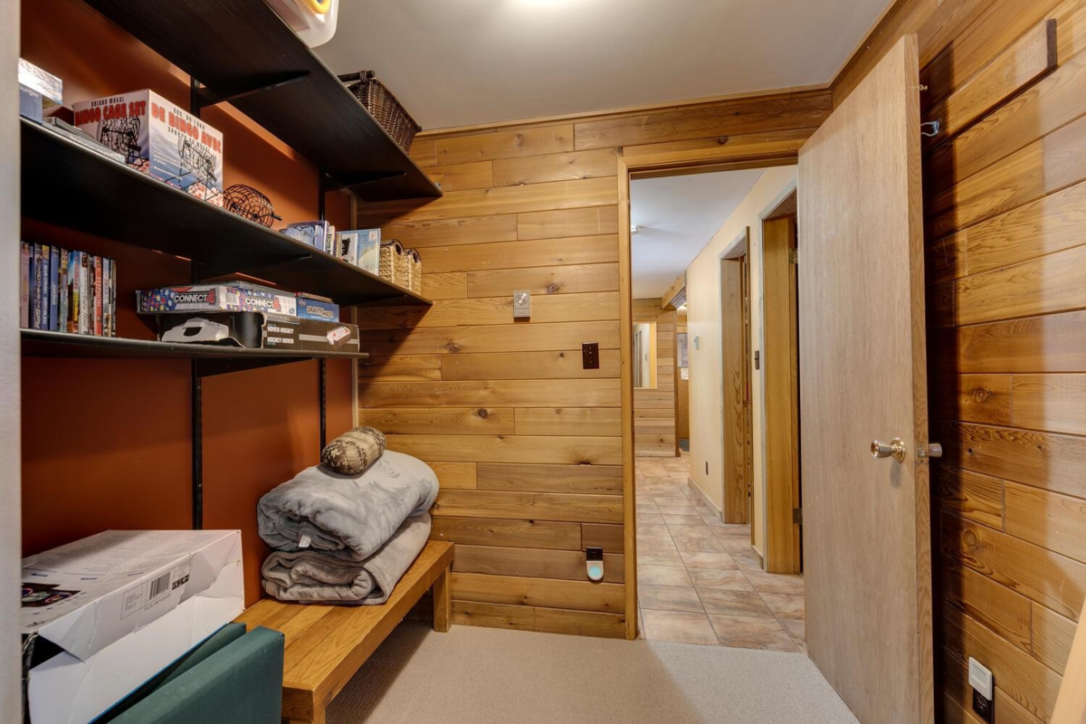 Walk-In Closet Photo of 46890 Sakwi Creek Road, Mission, BC