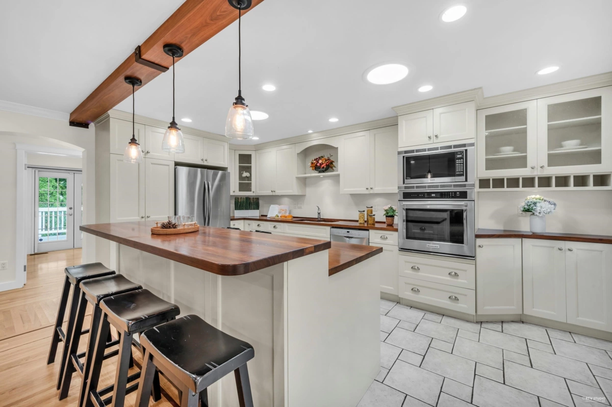 Kitchen Photo of 2325 124 Street, Surrey, BC