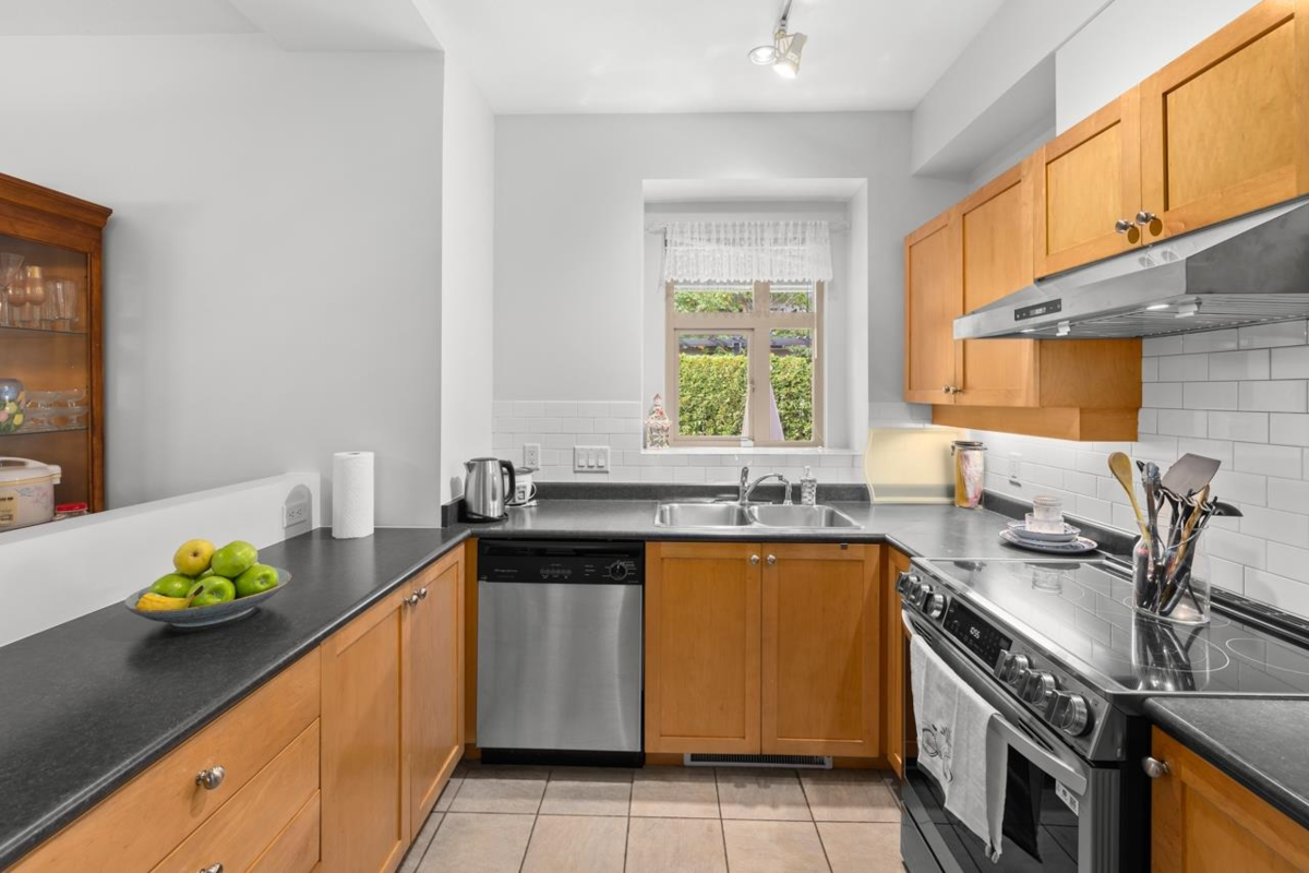 Breakfast Nook Photo of 246 600 Park Crescent, New Westminster, BC
