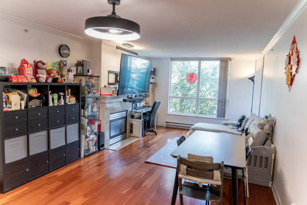 Backyard Photo of 405 2138 Madison Avenue, Burnaby, BC