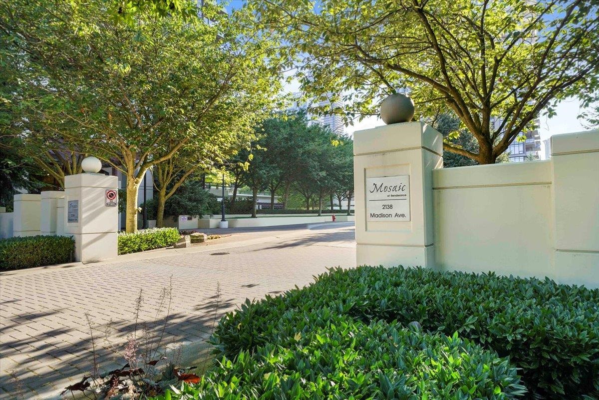 Entry Foyer Photo of 405 2138 Madison Avenue, Burnaby, BC