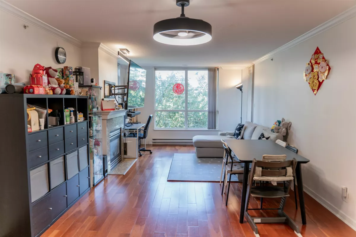 Front Yard Photo of 405 2138 Madison Avenue, Burnaby, BC