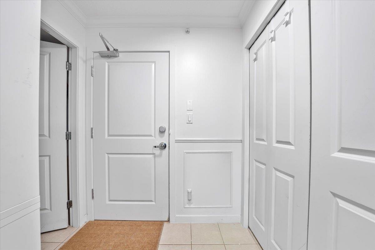 Hallway Photo of 405 2138 Madison Avenue, Burnaby, BC