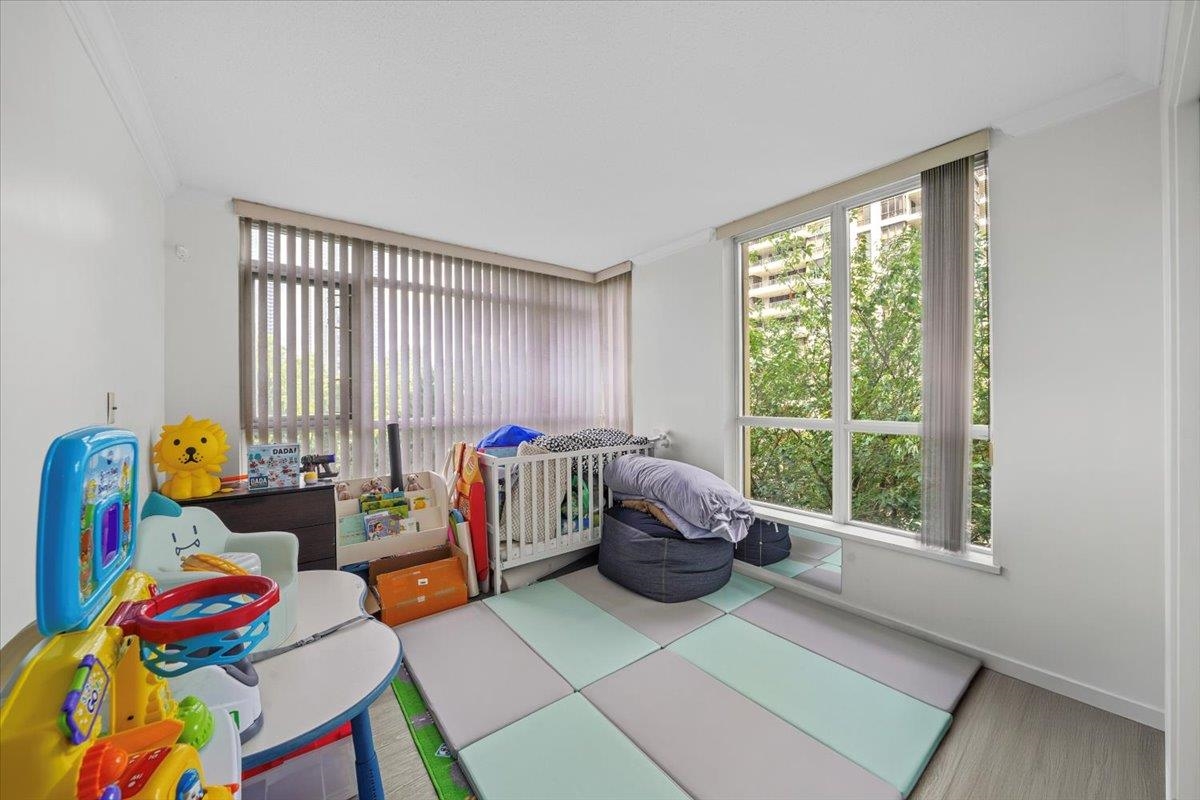 Kitchen Island Photo of 405 2138 Madison Avenue, Burnaby, BC